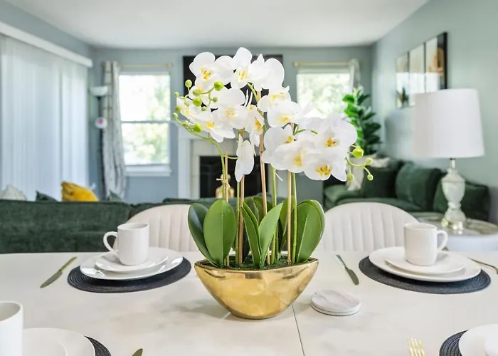 Modern Comfort - Stylish 3br Getaway *