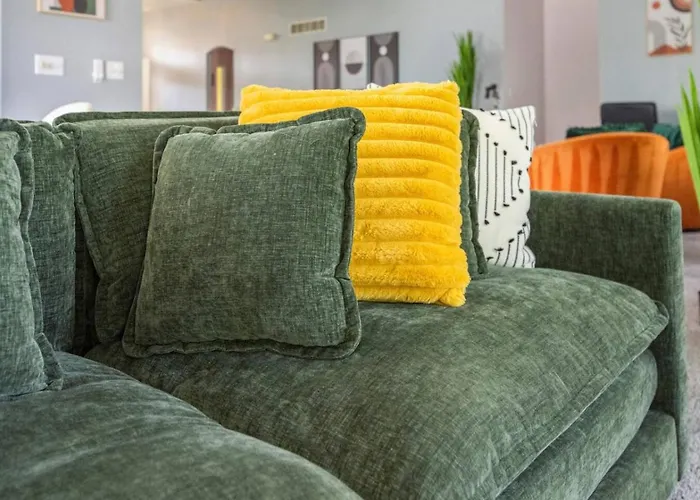 Modern Comfort - Stylish 3br Getaway *