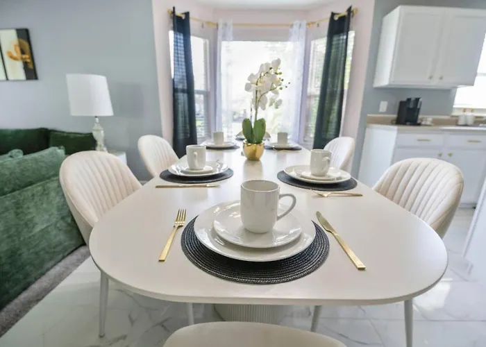 Modern Comfort - Stylish 3br Getaway Loves Park