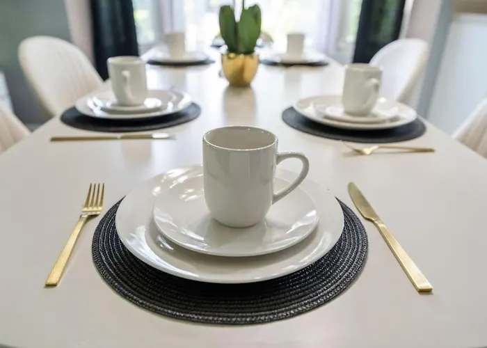 Modern Comfort - Stylish 3br Getaway Holiday home *