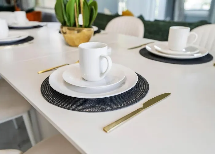 Modern Comfort - Stylish 3br Getaway Holiday home