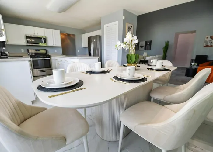 Holiday home Modern Comfort - Stylish 3br Getaway *