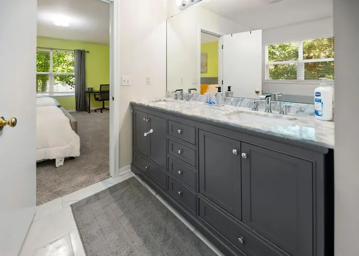 Modern Comfort - Stylish 3br Getaway