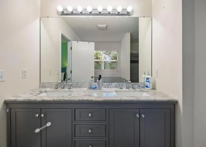 Holiday home Modern Comfort - Stylish 3br Getaway Loves Park