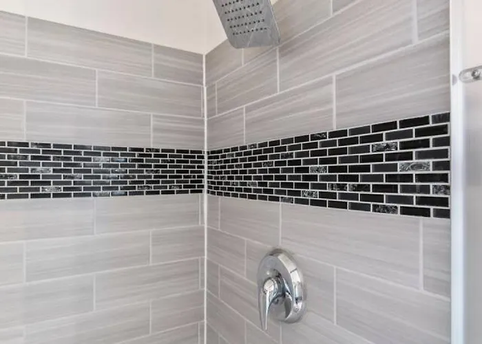 Modern Comfort - Stylish 3br Getaway *
