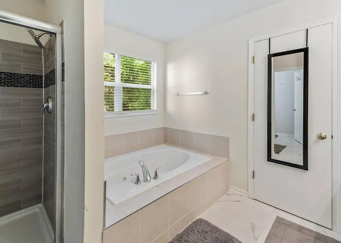 Modern Comfort - Stylish 3br Getaway Loves Park