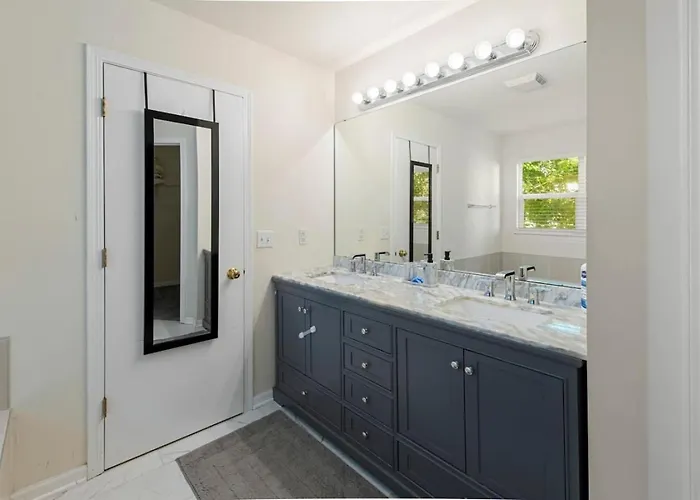 Holiday home Modern Comfort - Stylish 3br Getaway Loves Park