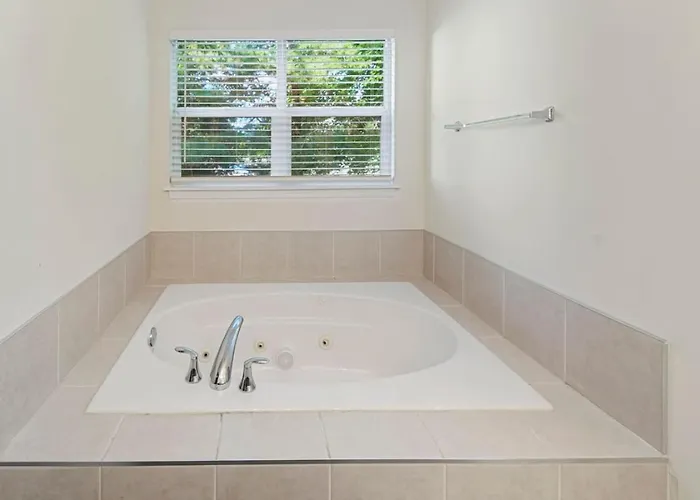 Modern Comfort - Stylish 3br Getaway Holiday home Loves Park