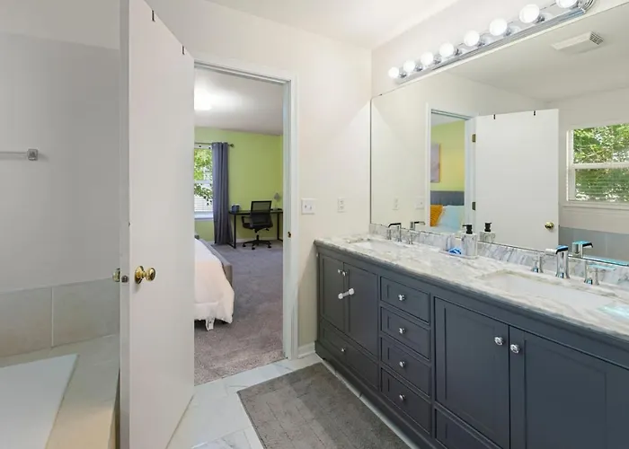Modern Comfort - Stylish 3br Getaway Holiday home Loves Park