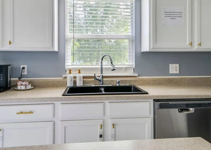 Modern Comfort - Stylish 3br Getaway