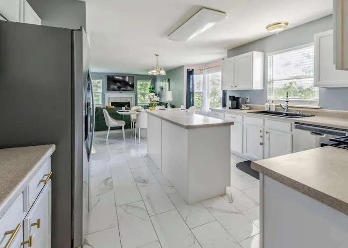 Modern Comfort - Stylish 3br Getaway * Loves Park