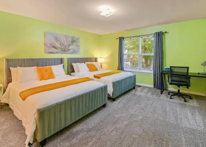 Modern Comfort - Stylish 3br Getaway *