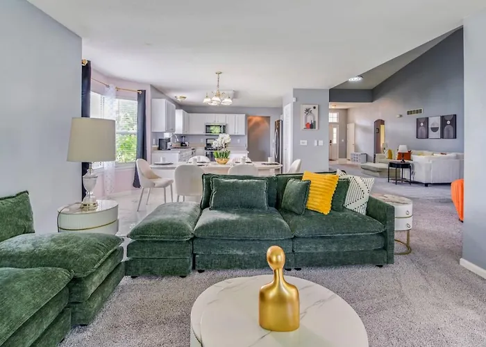 Modern Comfort - Stylish 3br Getaway Holiday home Loves Park