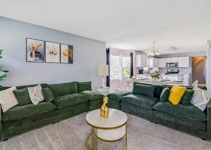 Modern Comfort - Stylish 3br Getaway Loves Park