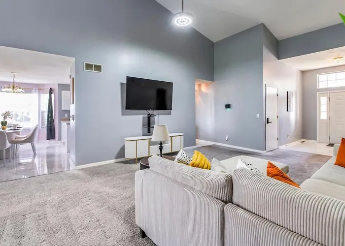 Modern Comfort - Stylish 3br Getaway Loves Park