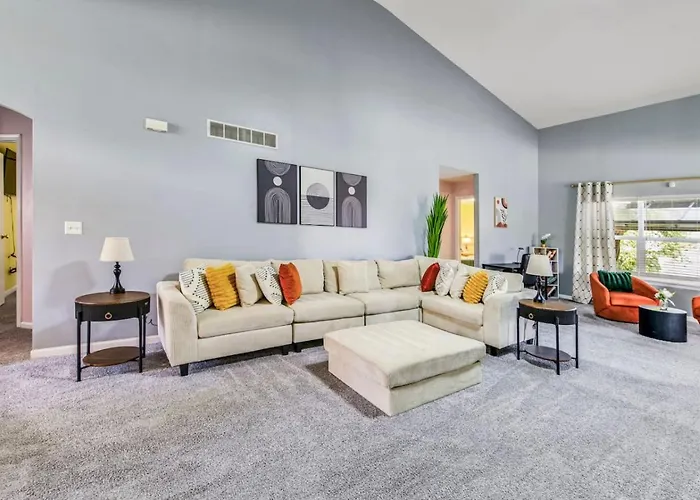 Modern Comfort - Stylish 3br Getaway Holiday home Loves Park