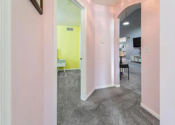Modern Comfort - Stylish 3br Getaway