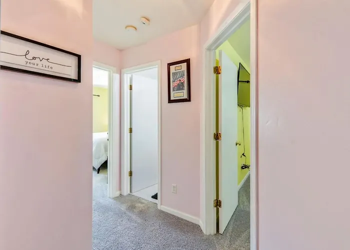 Modern Comfort - Stylish 3br Getaway Holiday home Loves Park