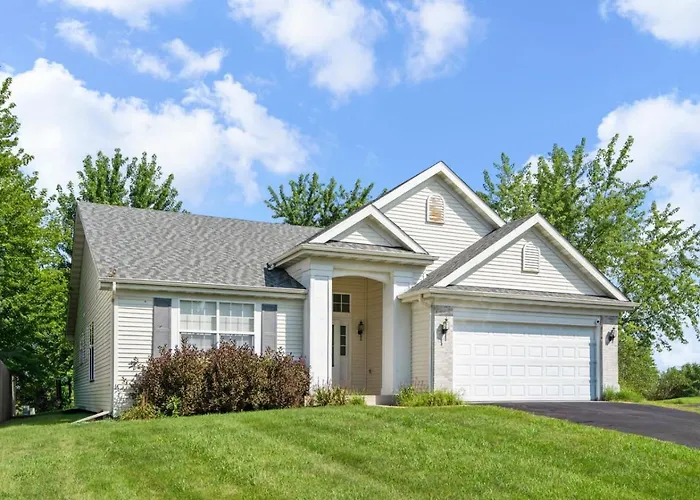 Modern Comfort - Stylish 3br Getaway Holiday home Loves Park